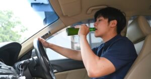 שתייה בזמן נהיגה במכונית